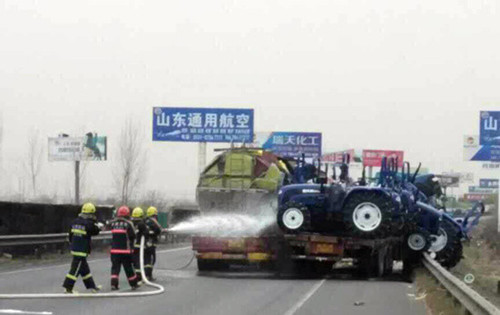 青銀高速濟南段化學品罐車泄漏 10輛消防車現(xiàn)場救援