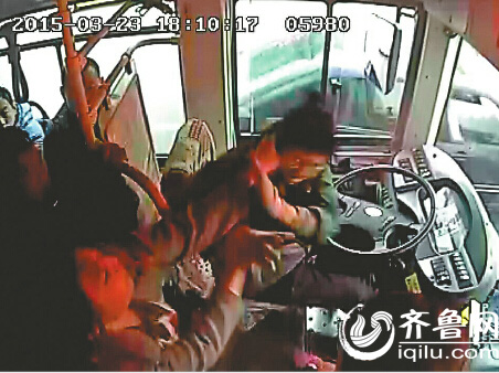 女子想從后門上公交 濟(jì)南女司機(jī)開門稍遲遭暴打(圖)