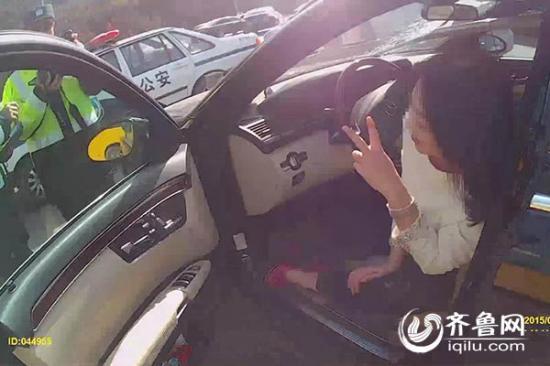 濟(jì)南剪刀手奔馳女酒駕檢測(cè)結(jié)果爆表 將承擔(dān)9節(jié)護(hù)欄費(fèi)