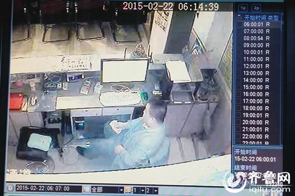 實拍濟(jì)南一網(wǎng)吧內(nèi)賊盜竊過程：將錢塞入內(nèi)褲后潛逃