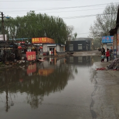 濟(jì)南一條10米寬馬路逢雨必淹 市民調(diào)侃“來看海”