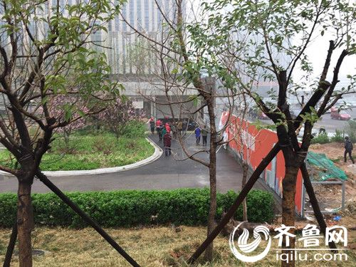 濟(jì)南黃金時代廣場附近一倉庫起火 大火已被撲滅
