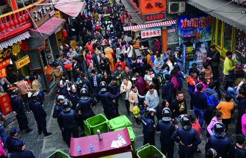 芙蓉街一天納客16萬(wàn) 步行街搞單行15米一個(gè)警力崗