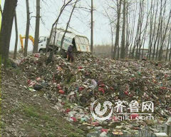 郯城：村頭池塘填滿垃圾惡臭難聞 垃圾車排隊(duì)倒垃圾