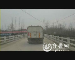 郯城：村頭池塘填滿垃圾惡臭難聞 垃圾車排隊(duì)倒垃圾