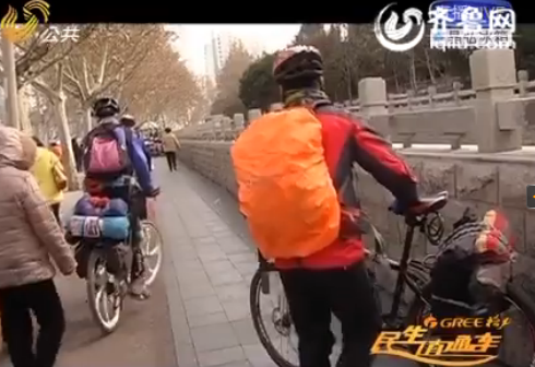 濟南：騎行男穿戴名牌路邊乞討 見記者詢問立馬離開