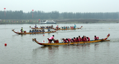 海內(nèi)外龍舟高手競(jìng)逐東平湖(組圖)
