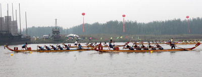 海內(nèi)外龍舟高手競(jìng)逐東平湖(組圖)