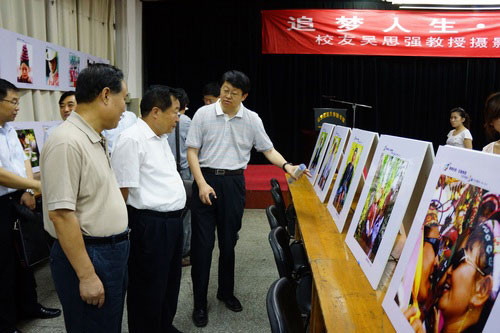 吳思強(qiáng)教授“追夢(mèng)人生·情系瞬間 ”攝影三十年回顧展在山東師范大學(xué)舉辦