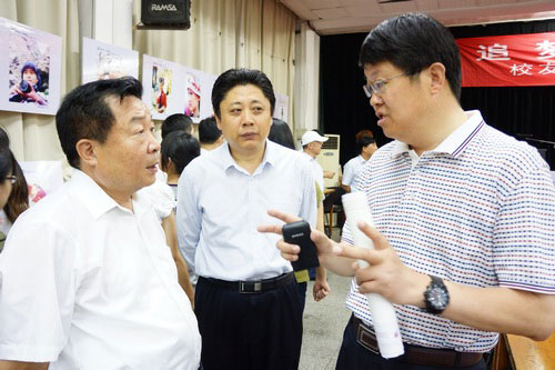 吳思強(qiáng)教授“追夢(mèng)人生·情系瞬間 ”攝影三十年回顧展在山東師范大學(xué)舉辦