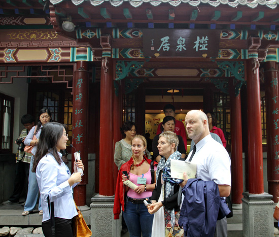 外國人在濟(jì)南感受泉水魅力