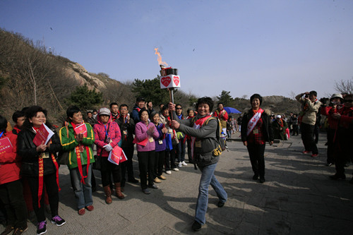 抗癌代表齊聚泰山，傳遞抗癌圣火