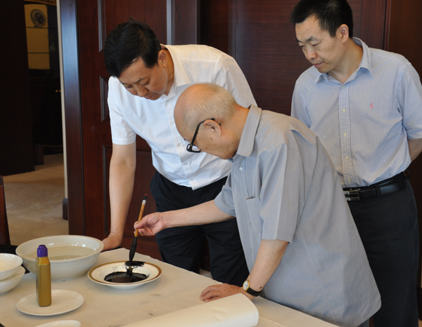 老師，您好——寫在歐陽(yáng)中石先生為首青弘文書苑成立揭牌之際
