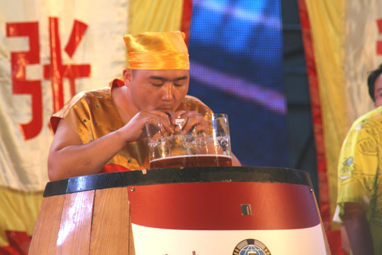 青島國(guó)際啤酒節(jié)飲酒大賽落幕 李保成四度加冕“酒王”