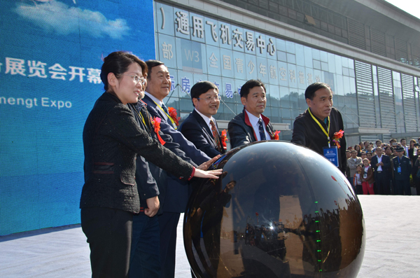 2013全國(guó)直升機(jī)錦標(biāo)賽暨中國(guó)國(guó)際航空運(yùn)動(dòng)器材裝備展覽會(huì)在山東萊蕪啟幕