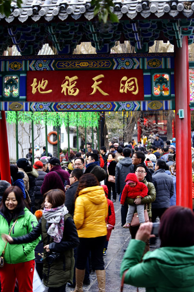 濟(jì)南趵突泉景區(qū)春節(jié)張燈結(jié)彩迎接游客