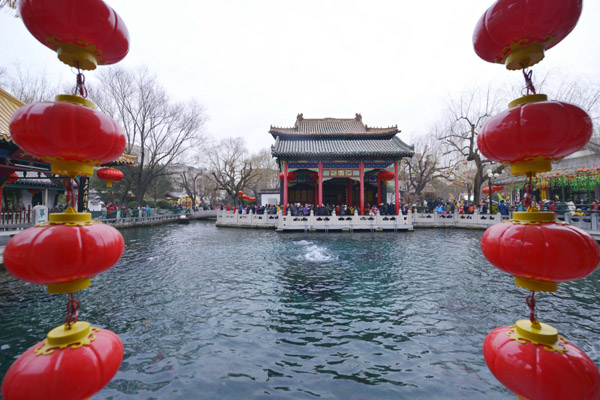 濟南趵突泉景區(qū)春節(jié)張燈結(jié)彩迎接游客