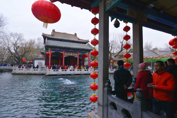 濟南趵突泉景區(qū)春節(jié)張燈結(jié)彩迎接游客
