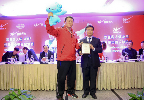 拳王霍利菲爾德駕臨青島 收中國(guó)拳手張君龍為弟子