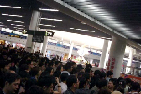 上海地鐵一男子扒竊失手趴車(chē)頂逃竄 導(dǎo)致列車(chē)延誤