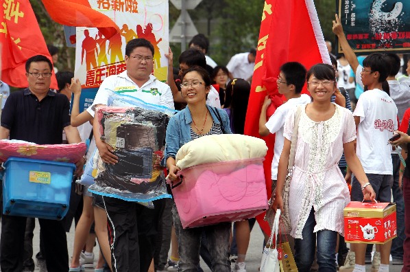 華東師范大學(xué)迎來(lái)新生報(bào)到日