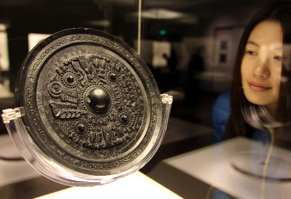 美國(guó)收藏家捐贈(zèng)中國(guó)古代銅鏡在滬展出
