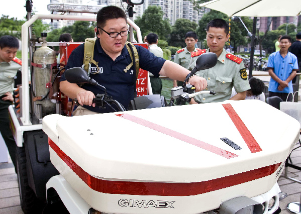 上海公安開展“陽(yáng)光執(zhí)法警營(yíng)開放日”活動(dòng)