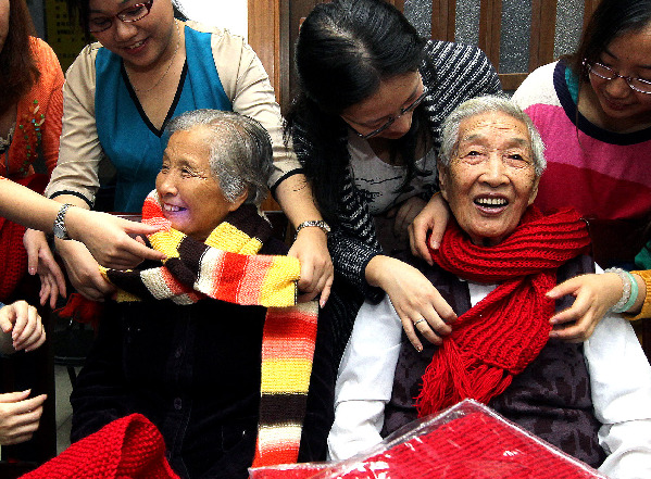 重陽(yáng)節(jié)手工圍巾溫暖低保老人心