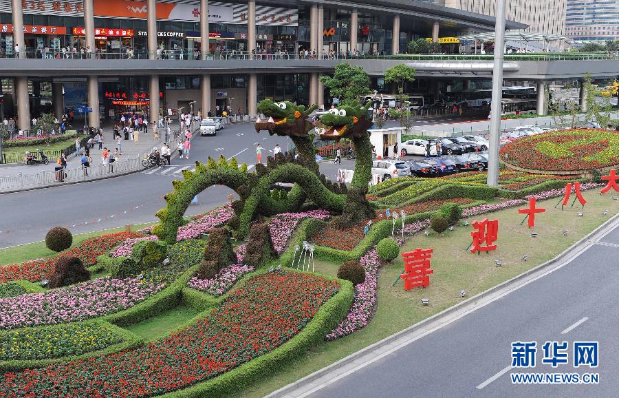 “雙節(jié)”將至 街頭節(jié)日氛圍濃