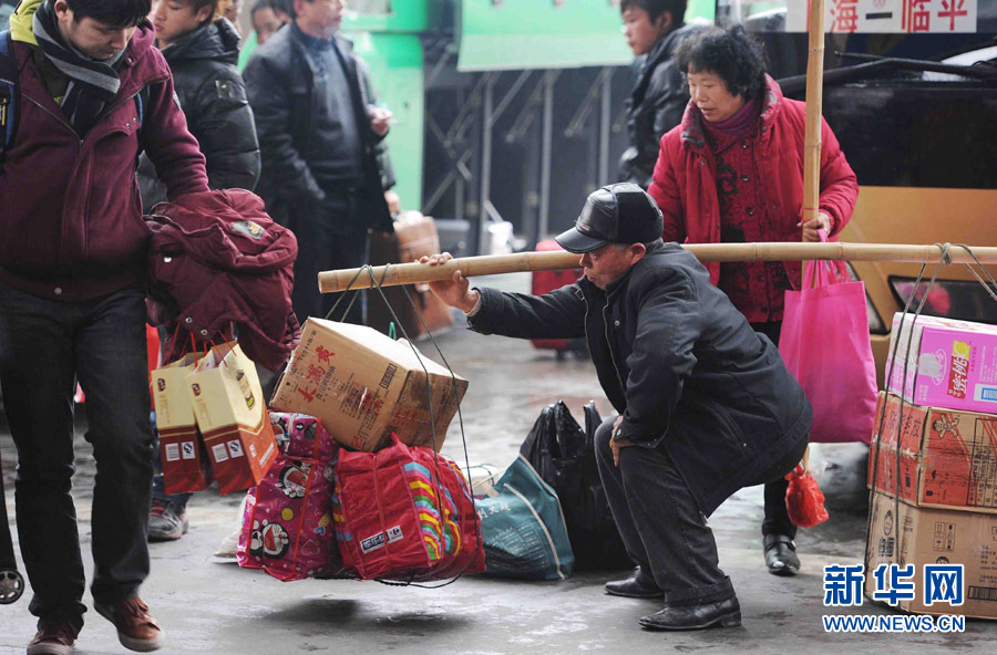 上海：各大長途客運(yùn)站迎來返滬客流高峰