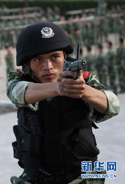 烈日下，武警上?？傟牽嗑毞唇? style=