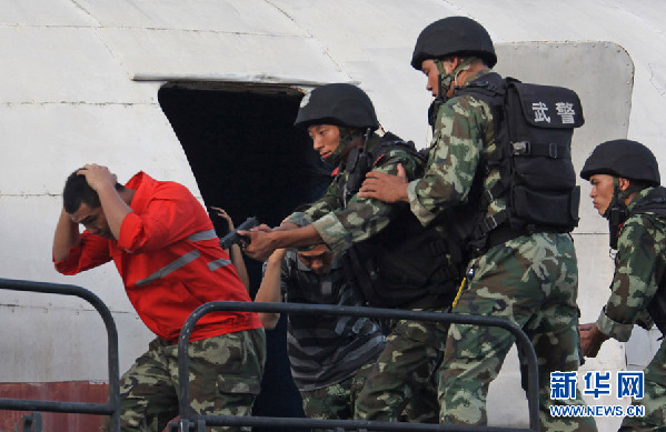 烈日下，武警上?？傟?duì)苦練反劫