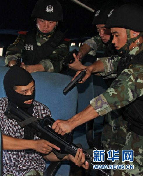 烈日下，武警上?？傟牽嗑毞唇? style=