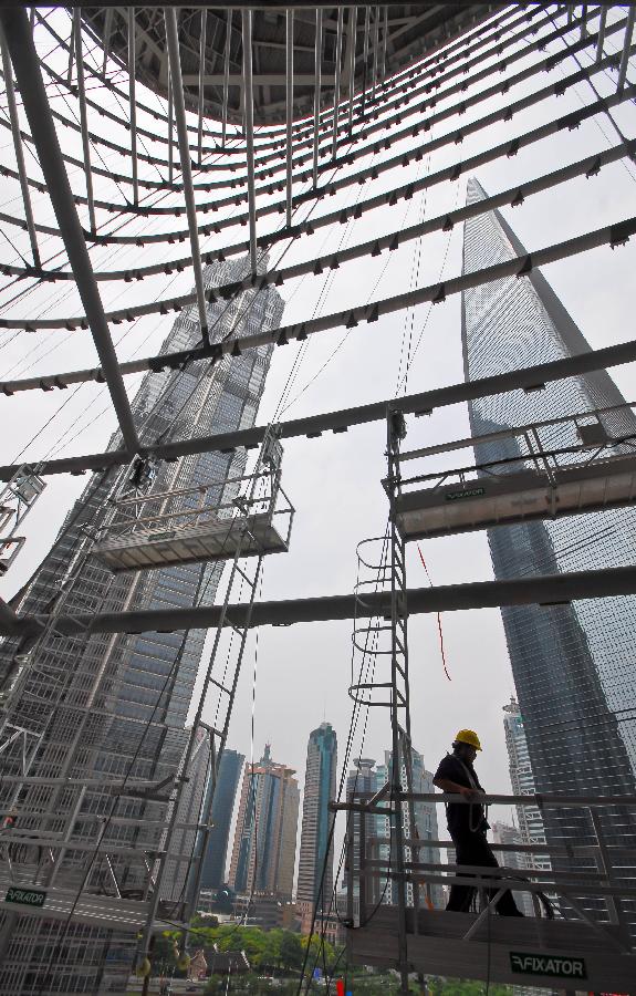 規(guī)劃高度632米的上海中心大廈開始幕墻安裝 主樓即將建至第70層