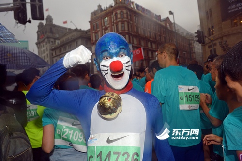 2014“上馬”雨中鳴槍 3萬5千人參賽創(chuàng)歷史新高