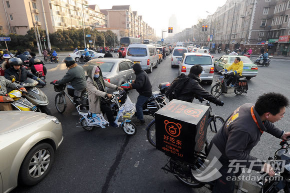 滬交警嚴查路口違法 電子警察揪出