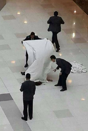 上海徐家匯港匯廣場(chǎng)今晨一人墜樓身亡[組圖]