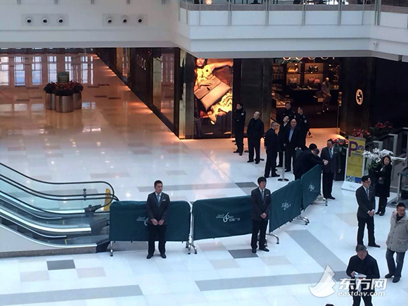 上海徐家匯港匯廣場(chǎng)今晨一人墜樓身亡[組圖]