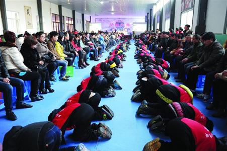 嘉定學(xué)校辦孝敬節(jié)800學(xué)生跪拜父母 專家批可怕