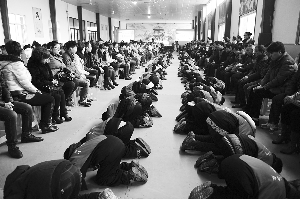嘉定民辦斌心學校學生跪拜父母 組織方回應質疑
