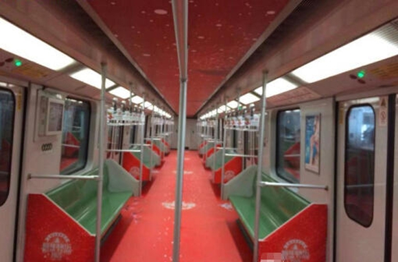 1號(hào)線車廂內(nèi)“新年快樂2015”原是廣告裝飾