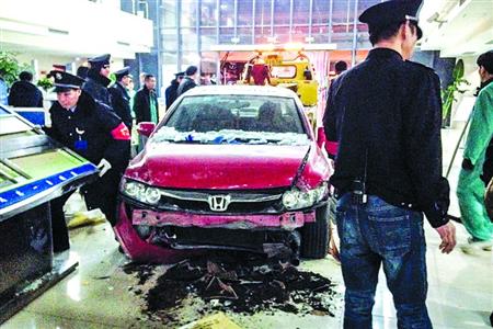 酒后駕車失控撞進(jìn)醫(yī)院門診大廳 未造成人員受傷