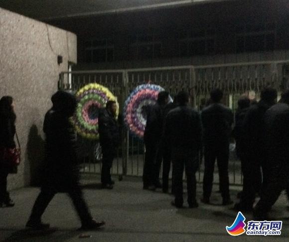 上?，F(xiàn)年終討薪糾紛 過勞死員工花圈遺像引關注
