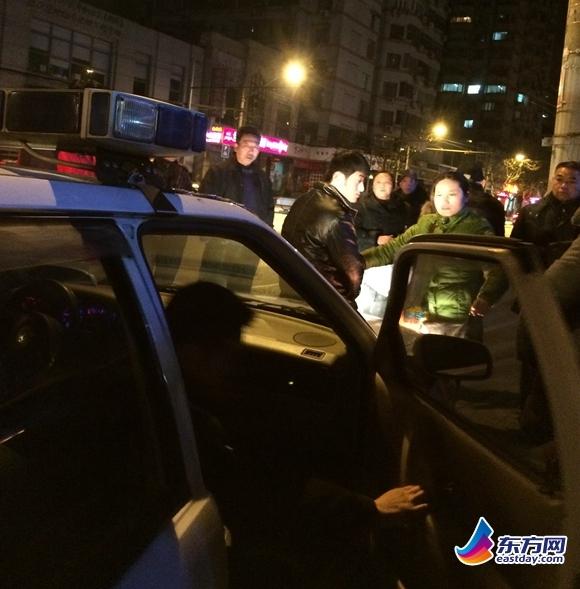 上海現(xiàn)年終討薪糾紛 過勞死員工花圈遺像引關(guān)注