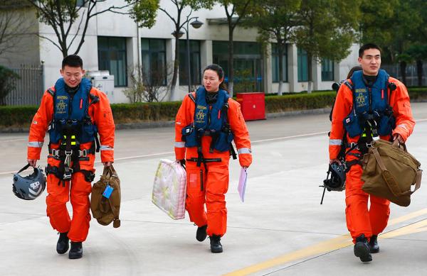 中國(guó)首批2名搜救直升機(jī)女機(jī)長(zhǎng)上崗 均畢業(yè)于上海