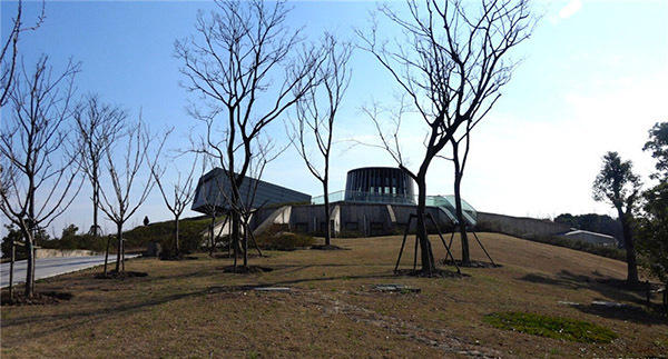 上海現(xiàn)獨(dú)特人工丘洞辦公室 無需空調(diào)冬暖夏涼