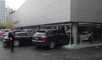 女司機(jī)駕保時(shí)捷卡宴 不知何故直沖4S店撞立柱