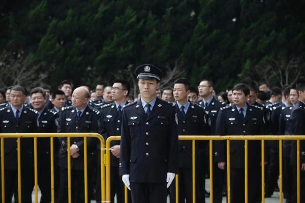 茆盛泉追悼會(huì)市民自發(fā)送行 公安部發(fā)唁電哀悼