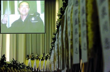 茆盛泉追悼會(huì)市民自發(fā)送行 公安部發(fā)唁電哀悼