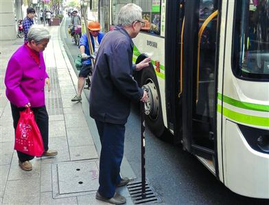 晨練、買菜、兜圈子 早班車成老人社交新平臺